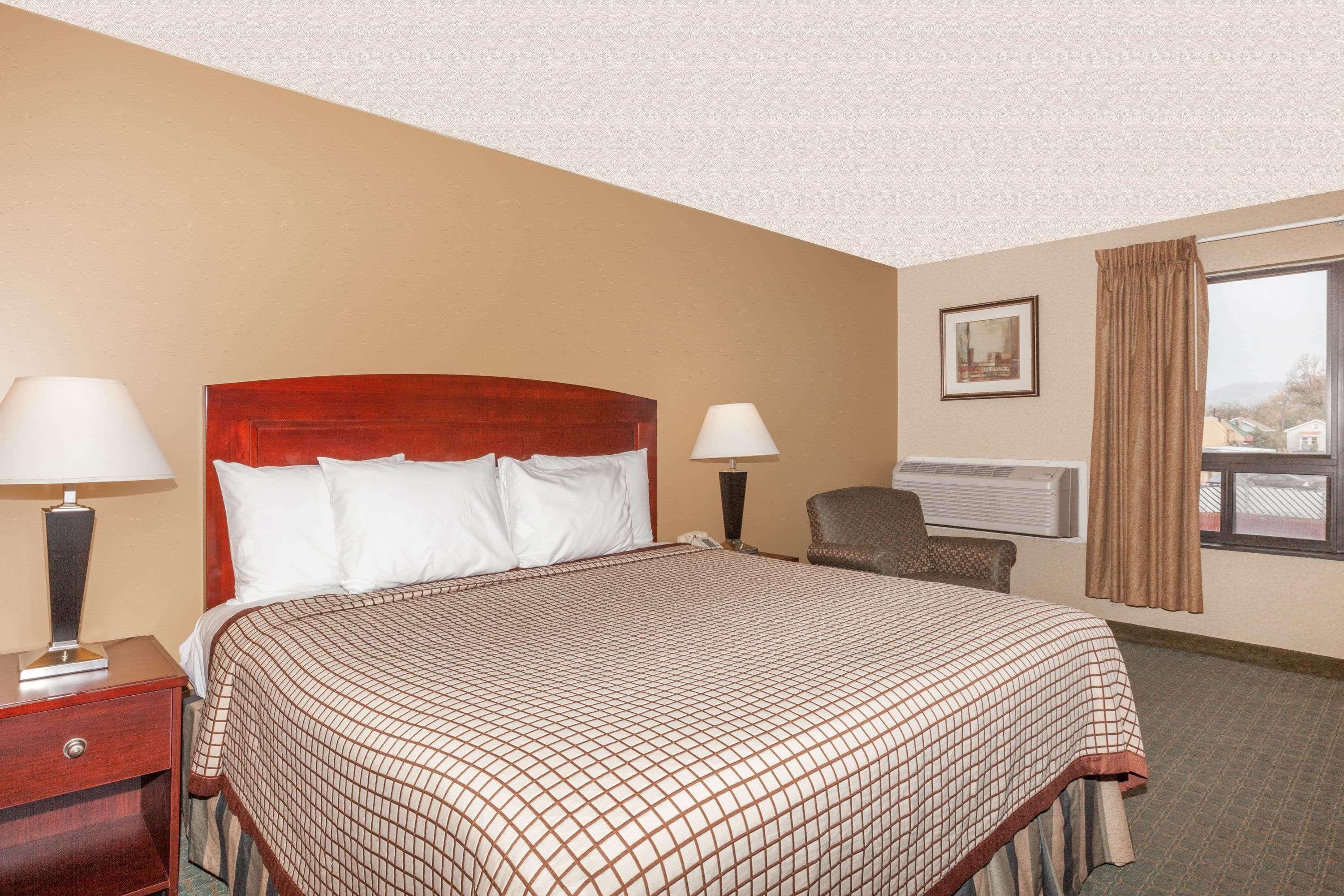 Days Inn By Wyndham Utica Exterior photo