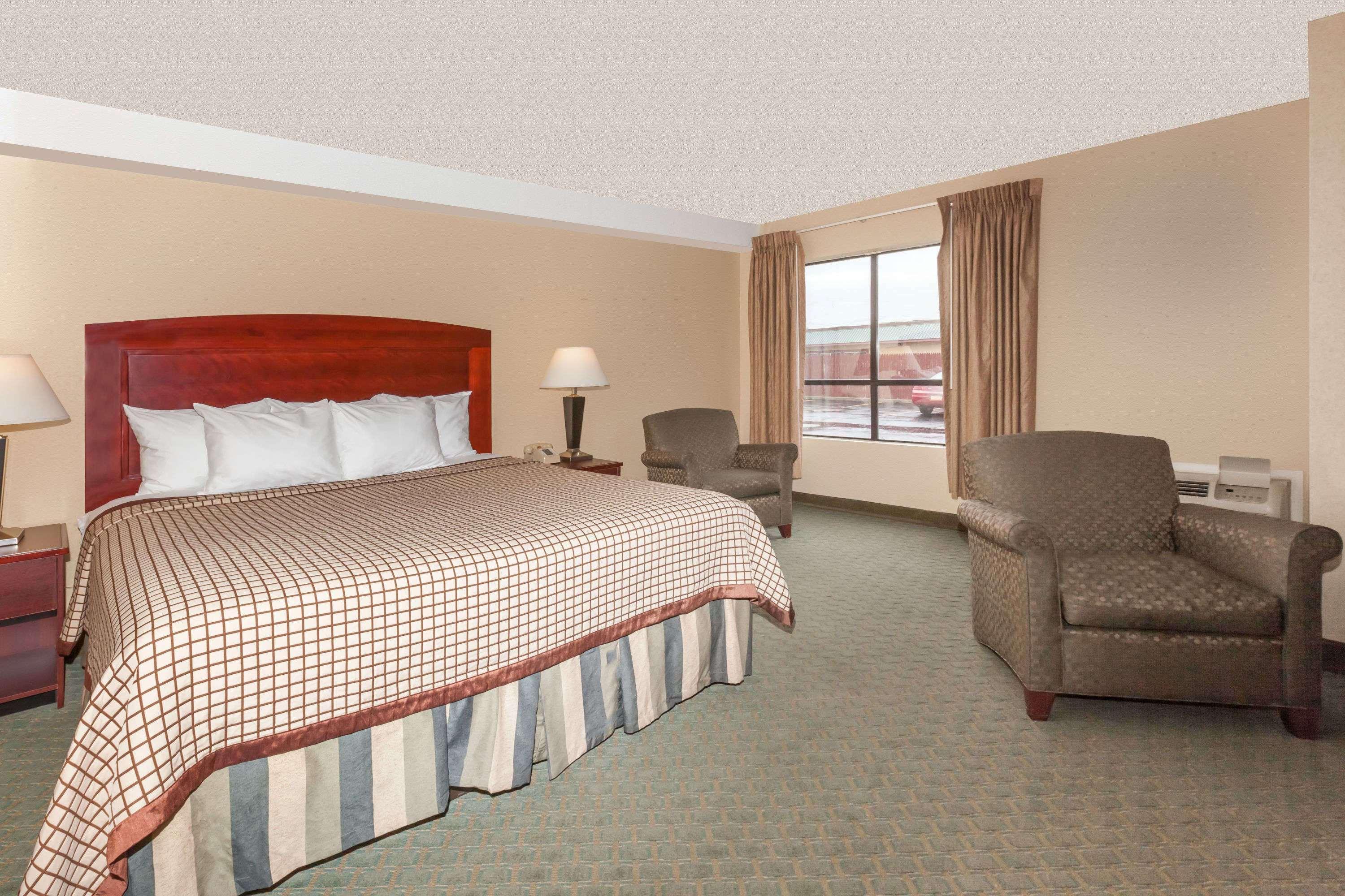 Days Inn By Wyndham Utica Exterior photo