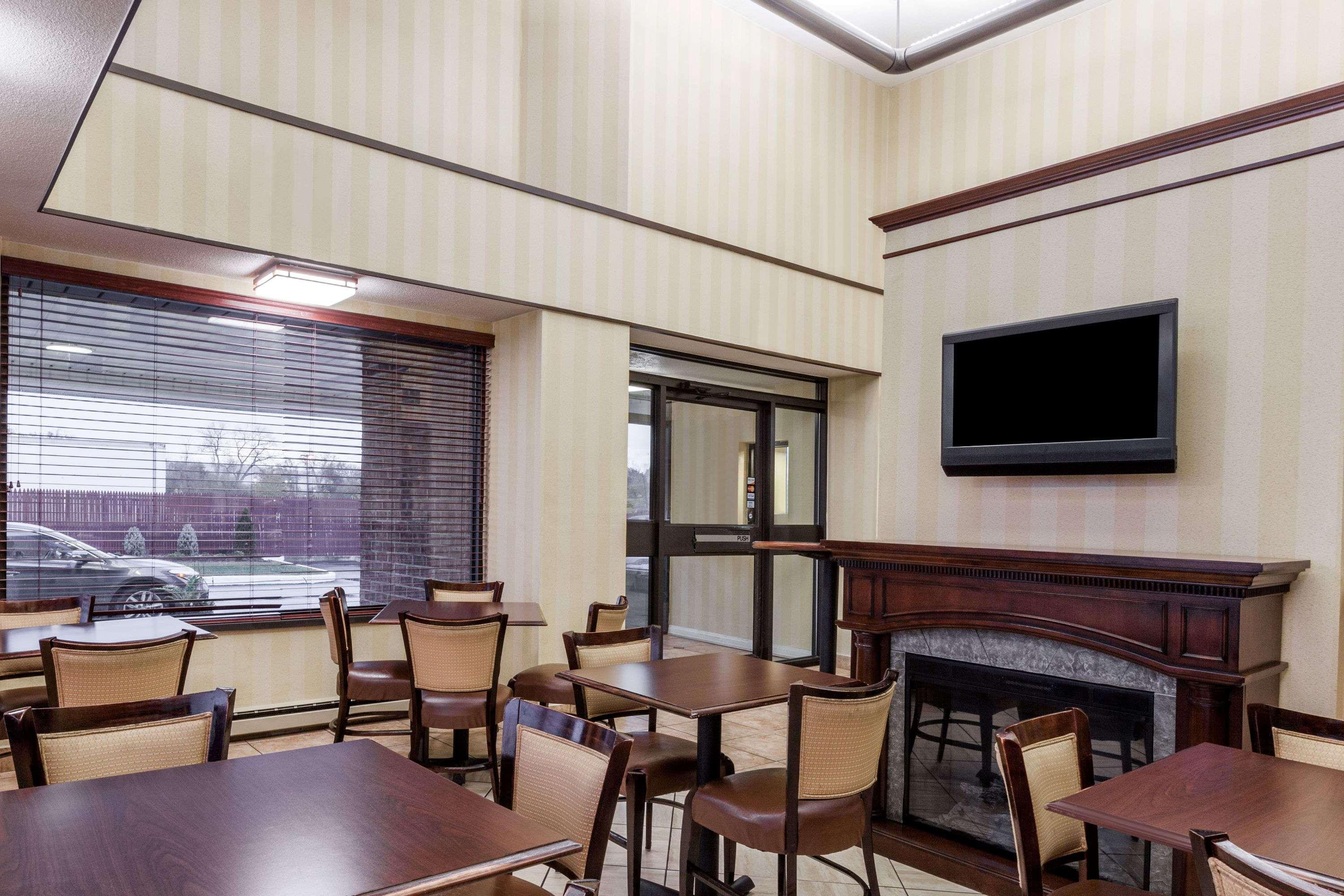 Days Inn By Wyndham Utica Exterior photo