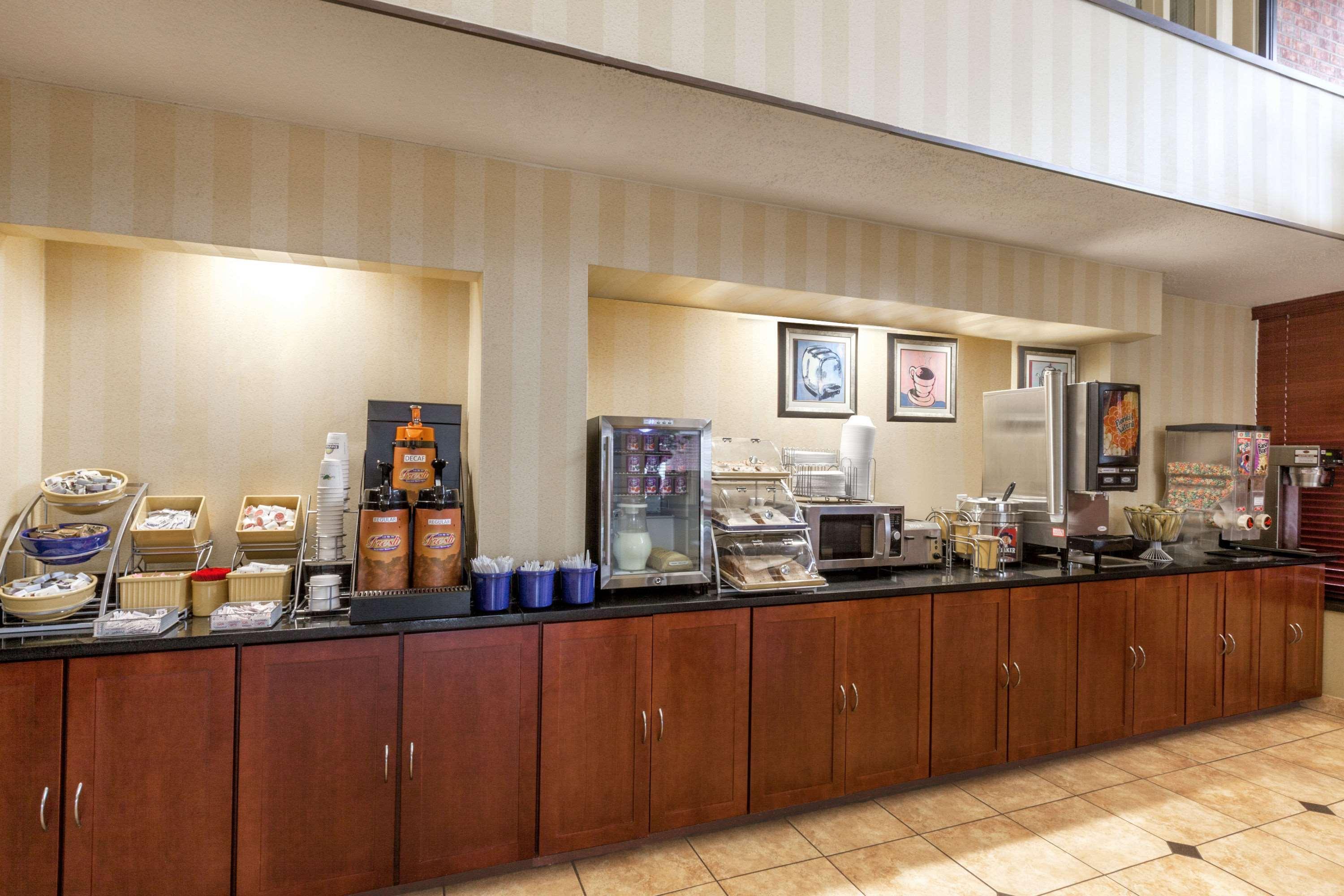 Days Inn By Wyndham Utica Exterior photo