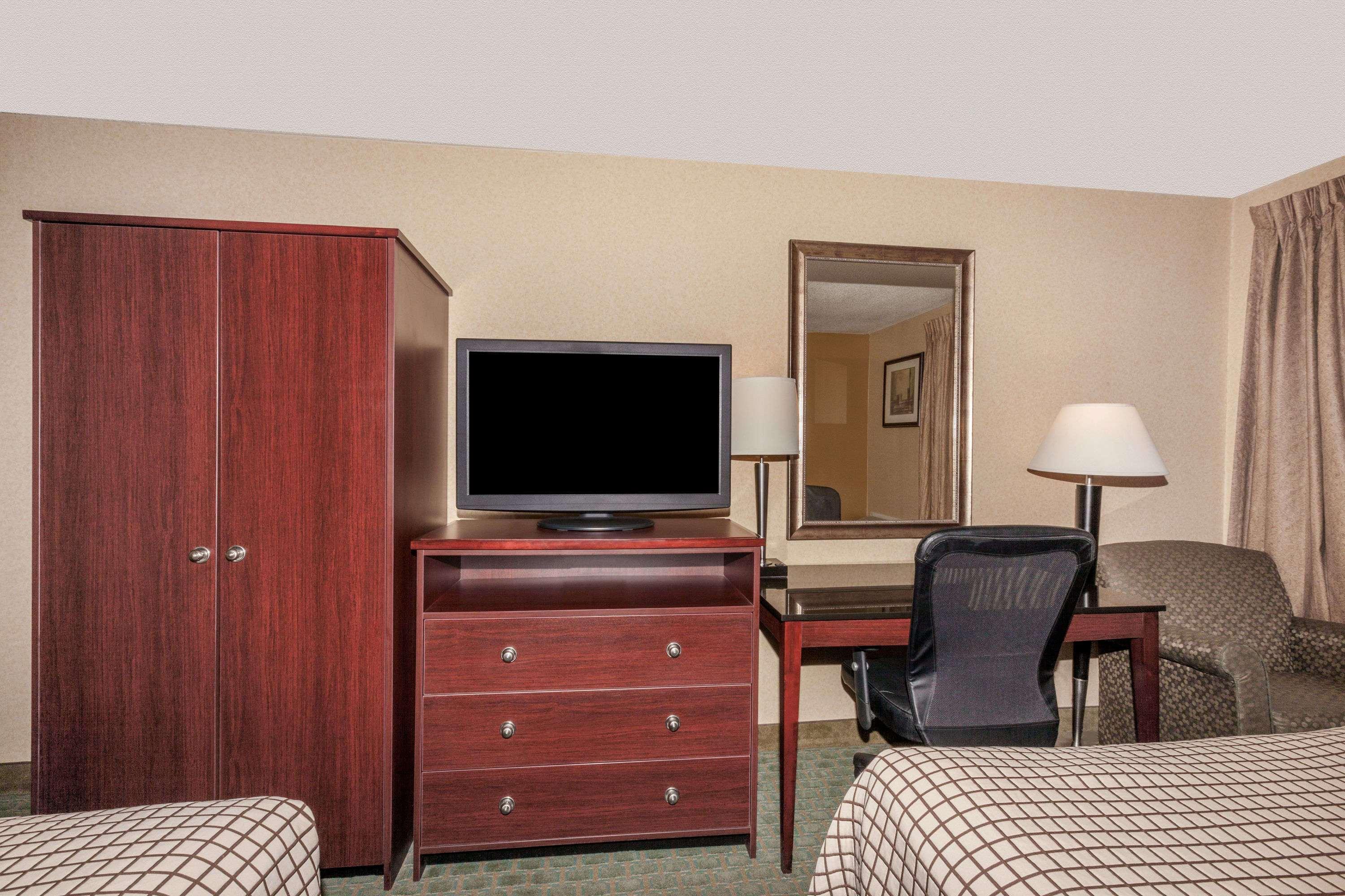 Days Inn By Wyndham Utica Exterior photo
