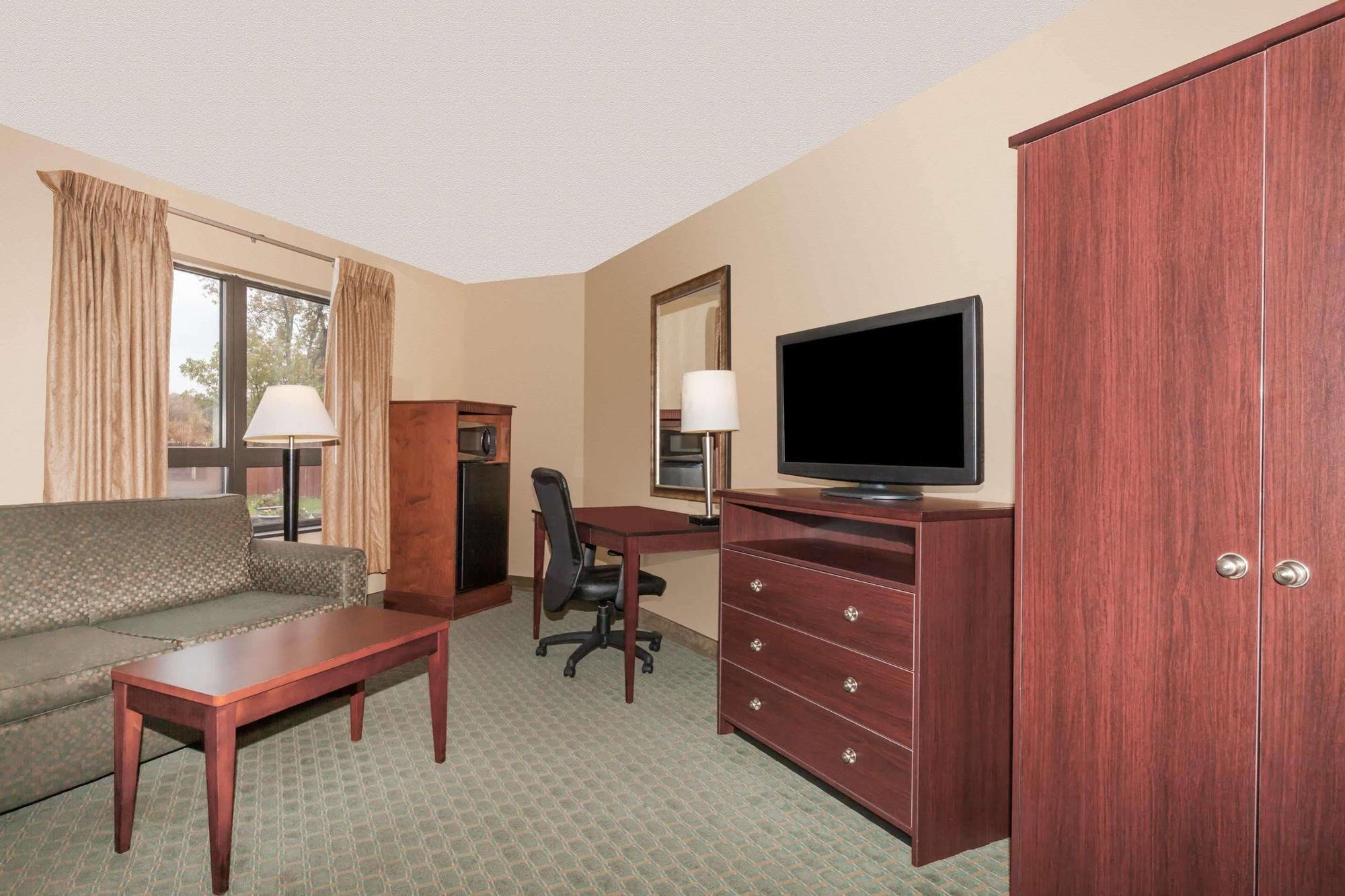 Days Inn By Wyndham Utica Exterior photo