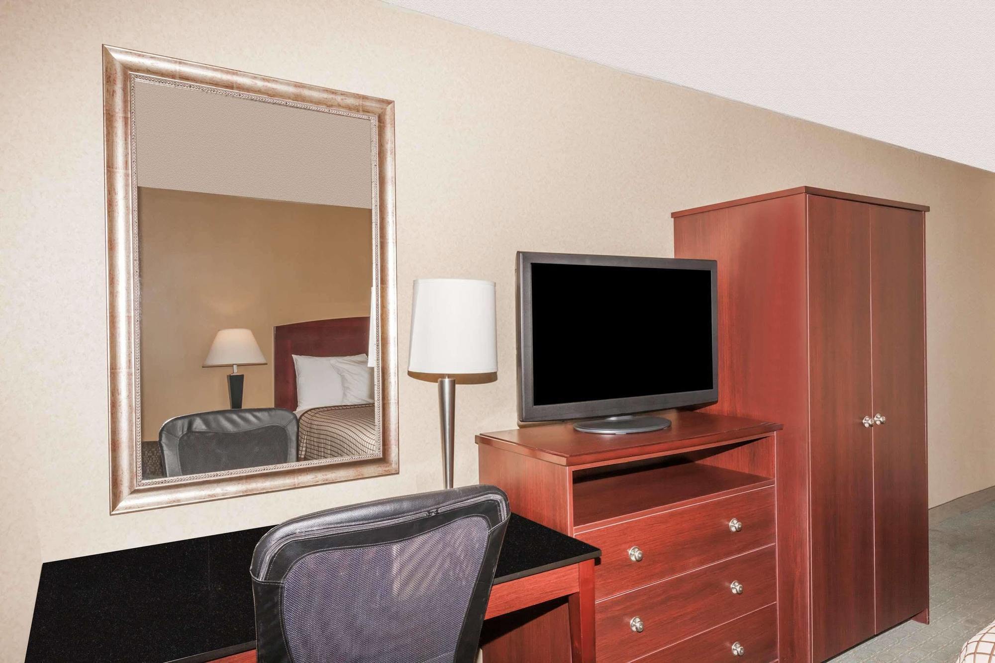 Days Inn By Wyndham Utica Exterior photo